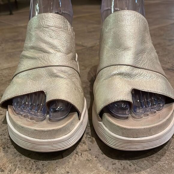 Gentle Souls by Kenneth Cole Gold Gisele 65 Sporty Slide Shoes Womens Size 9 - Picture 13 of 13